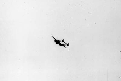 The P-38 Lockheed Lightning. I first saw them on the decks of Liberty ships we convoyed to Scotland. Two propellors rotating in opposite directions to reduce torque on takeoff. Early photos showed Ro